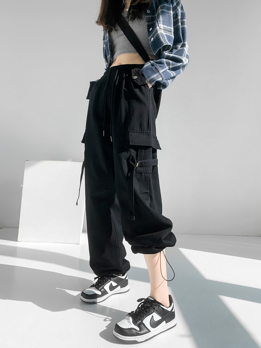 Japanese casual Cargo pants for women with a sense of small design Multi pocket leggings drawstring wide leg ulzzang pants loose