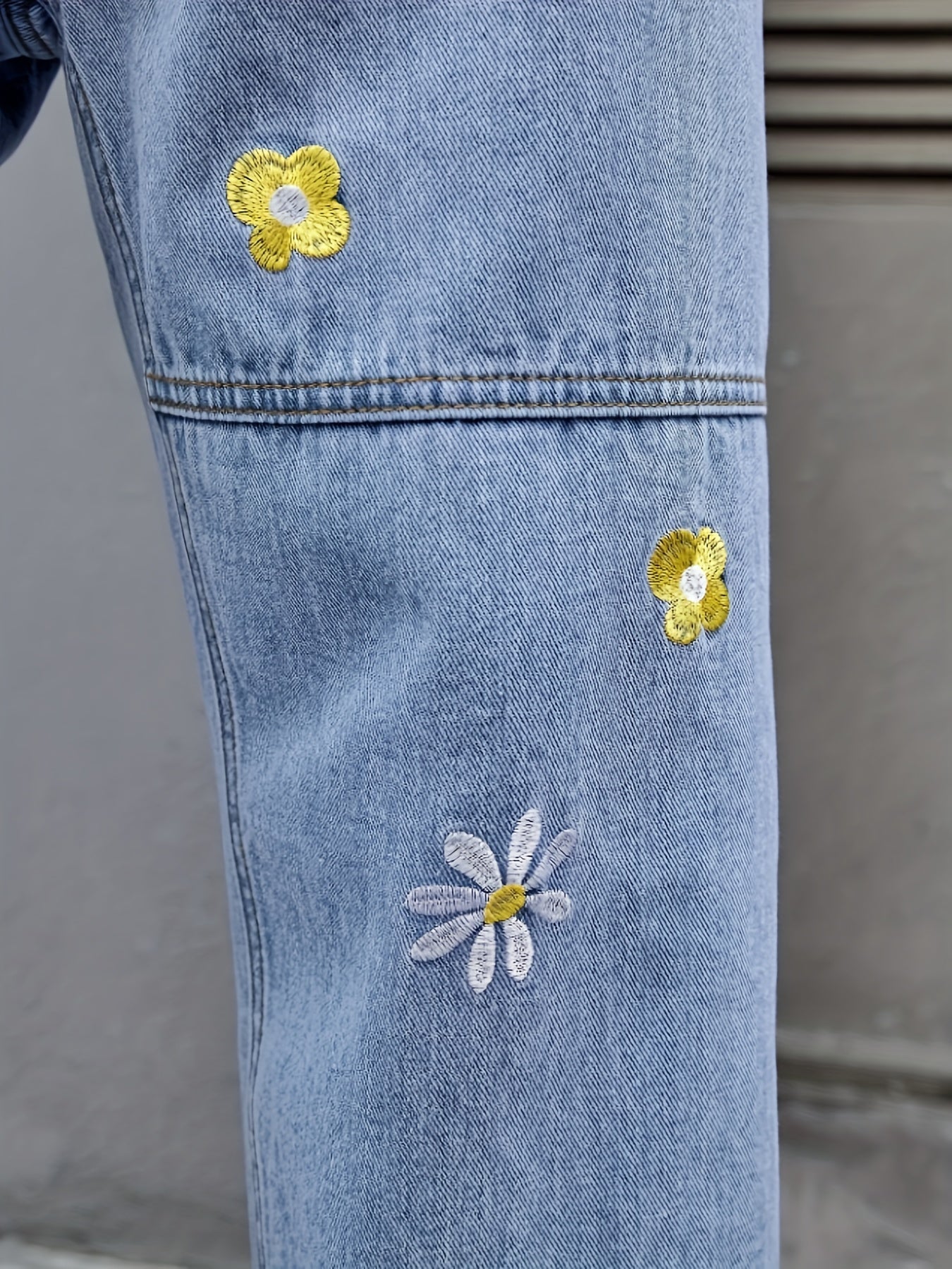 Men's Fashion Flowers Embroidery Design Loose Fit Wide Leg Jeans, Casual Street Style Denim Pants For Casual Daily Wear, Fluid Pants